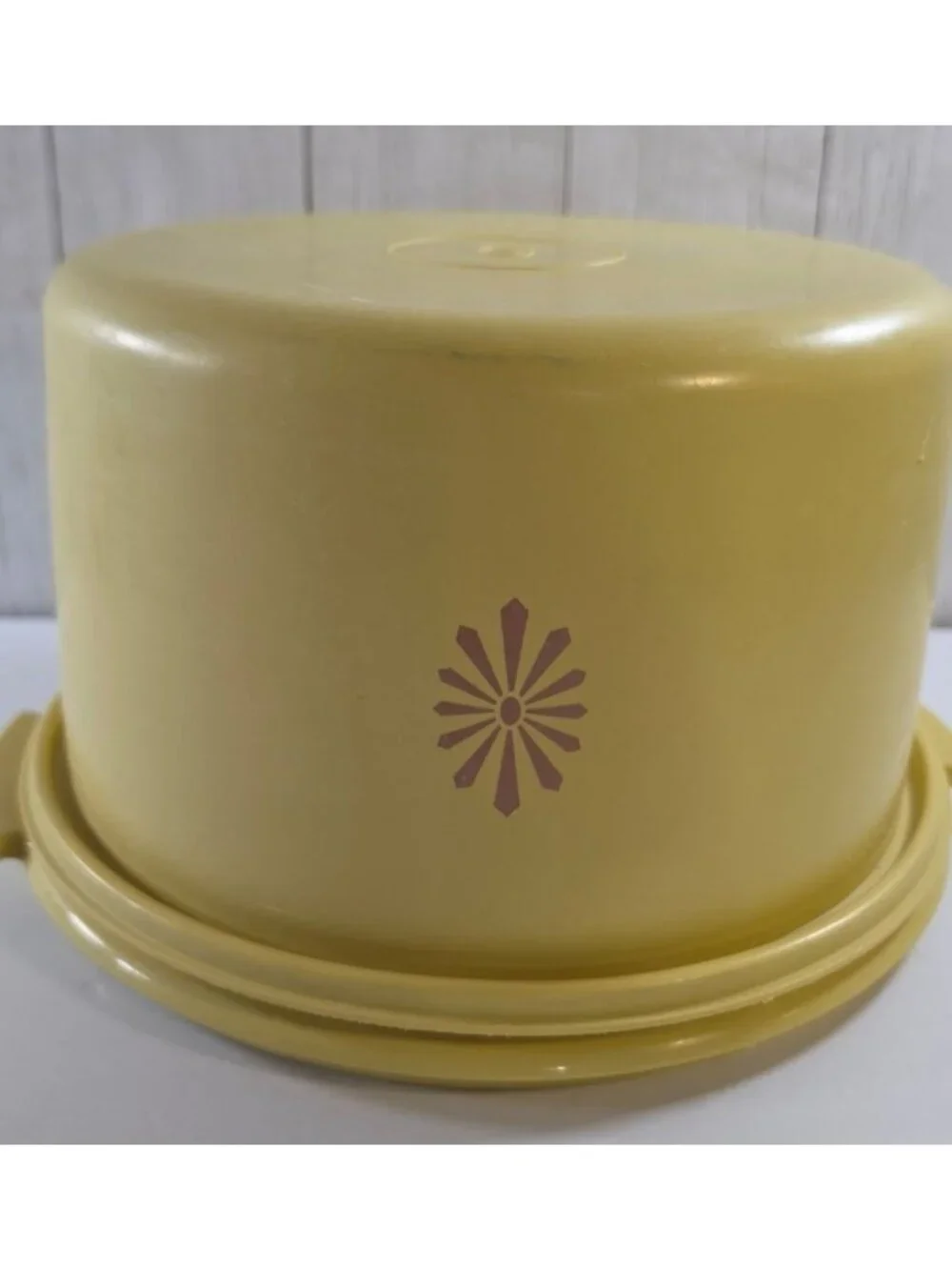 VINTAGE 70'S  TUPPERWARE CAKE CARRIER TAKER SUNBURST YELLOW 684-5 DOME